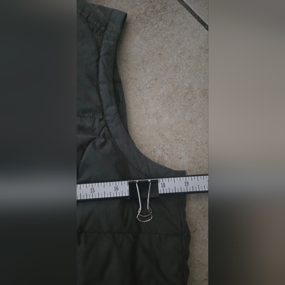 Abercrombie & Fitch Women’s Puffer Vest - Gray - Picture 7 of 8